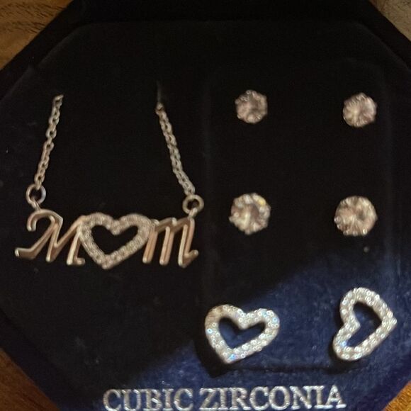 NIB fine silver plate cubic zirconia mom necklace , heart and stud earring set. - Picture 4 of 4